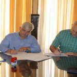 Momento de la formalizacion del convenio Amfiju-ayuntamiento