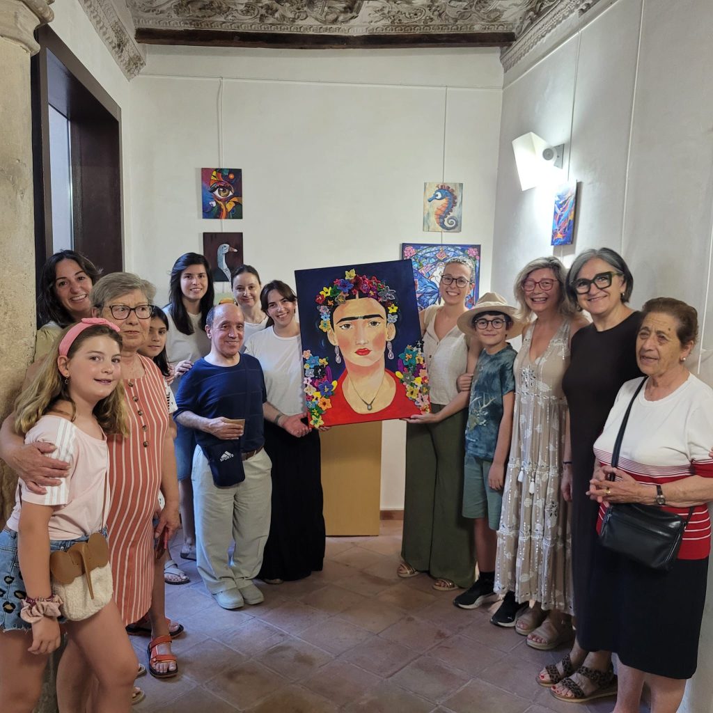 AMFIJU recibe una generosa donación solidaria fruto de la exposición de macramé de Pepi García
